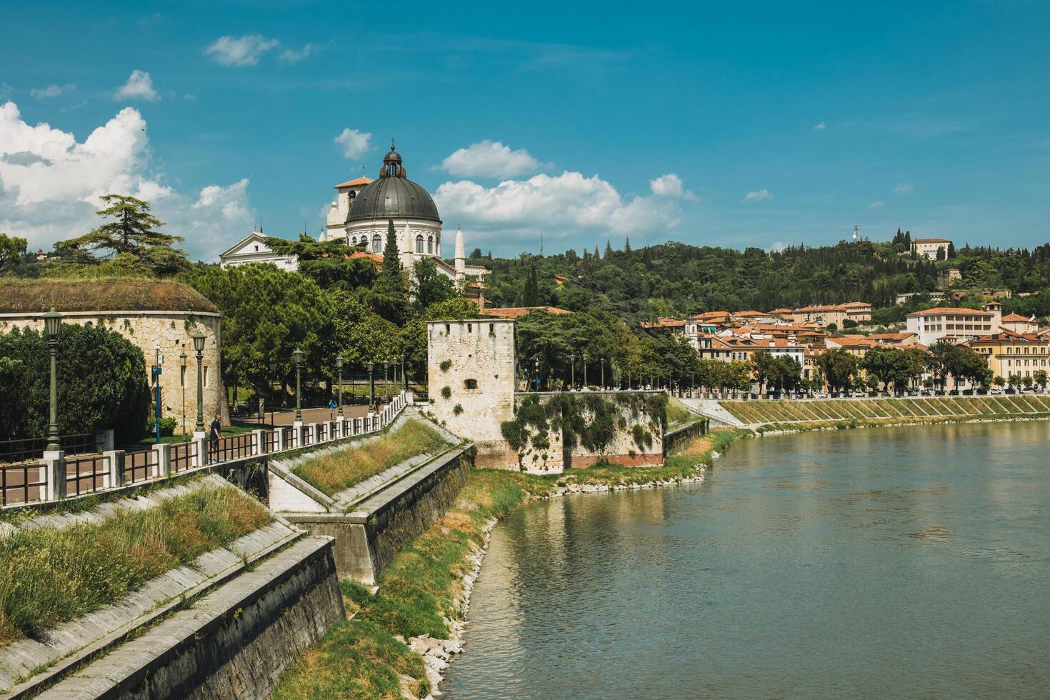 panorámico paisaje urbano ver de Verona antiguo pueblo y adige río. foto