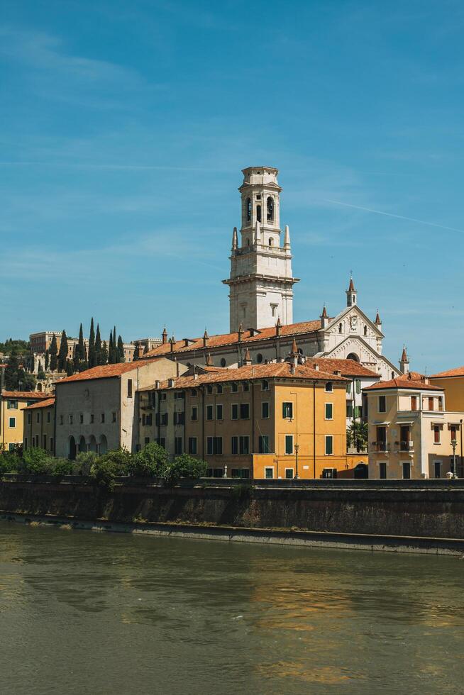 hermosa paisaje urbano ver de Verona antiguo pueblo y adige río. foto
