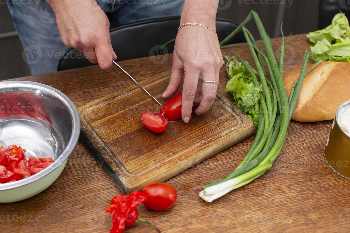 Chop the green onions and tomatoes and place them in a bowl. Prepare the salad. photo