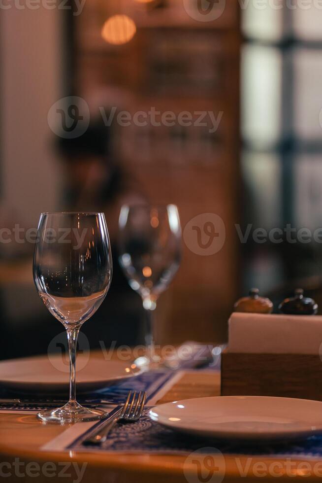 vino lentes en el banco mesa en restaurante. foto