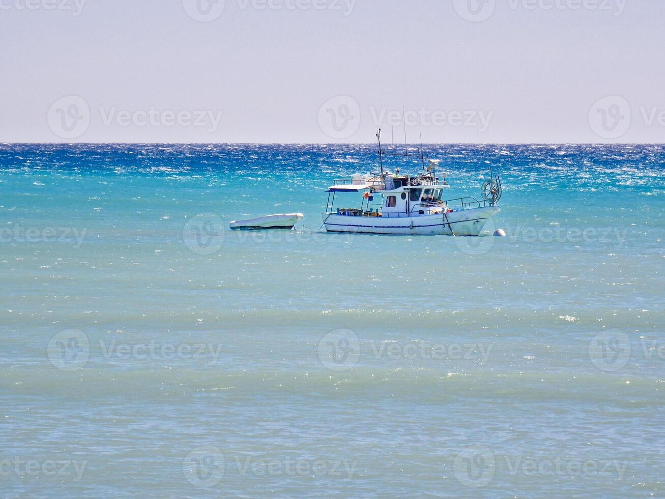 pescar barcos conjunto en contra áspero mar apagado el bahía de avdimou, Chipre foto