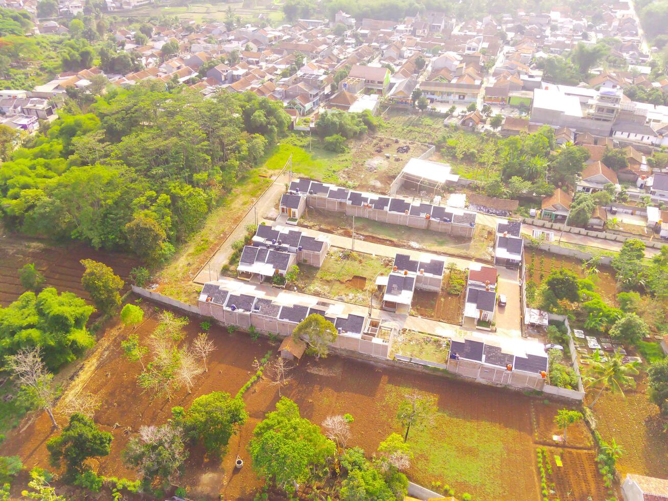 parte superior ver pequeño alojamiento. aéreo fotografía. aéreo panorama terminado pequeño aislado alojamiento complejo. Disparo desde un zumbido volador 200 metros alto. cikancung, Indonesia foto