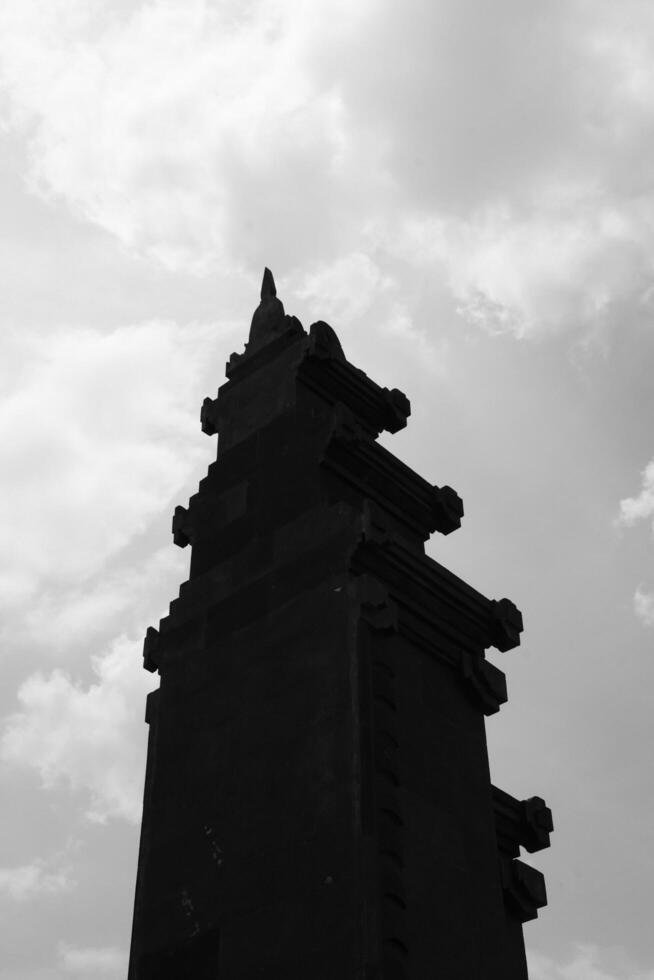 arquitectónico fotografía. negro y blanco fotografía. silueta de portón con un típico balinés arquitectónico estilo. monocromo. bandung, Indonesia foto