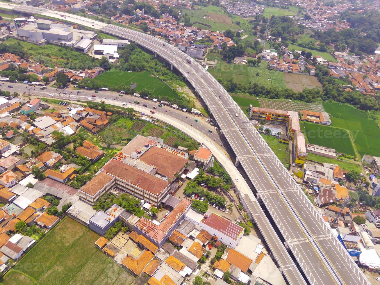 pájaro ojo ver de cileunyi autopista paso superior, autopista encima el cileunyi intersección, bandung, Oeste Java Indonesia, Asia. transporte industria. arriba. entre ciudades la carretera acceso. Disparo desde un zumbido foto