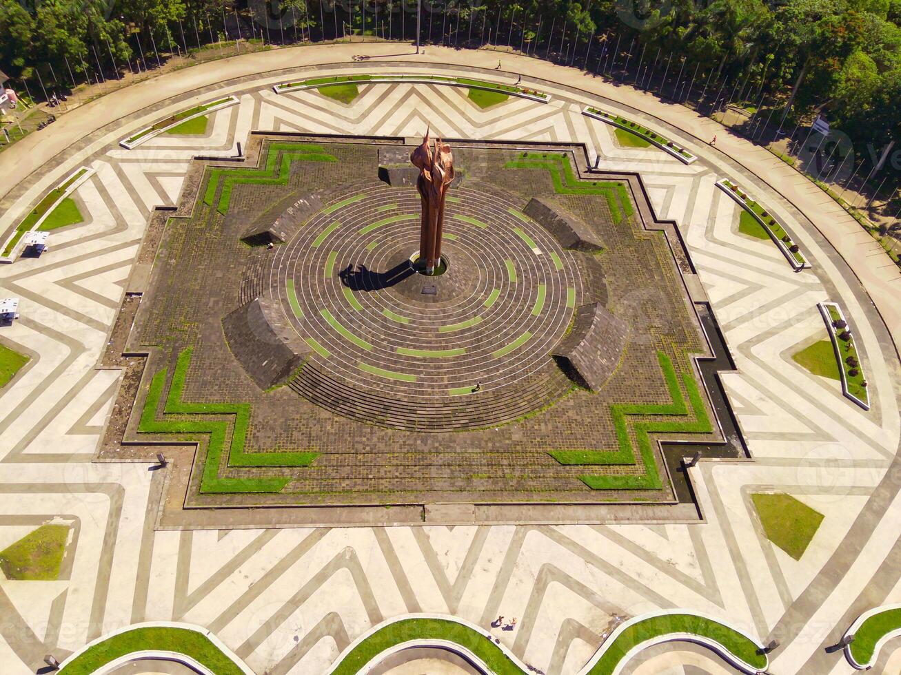 Bandung mar de fuego Monumento en tegalega parque, Bandung - Indonesia. parte superior ver nacional Monumento, Indonesia, Asia. aéreo vista. zumbido fotografía. Disparo desde un zumbido volador 100 metros alto foto