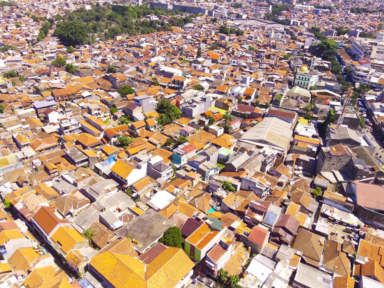 aéreo paisaje de un superpoblado residencial distrito de Bandung ciudad. ver de el denso residencial paisaje en abajo. aéreo fotografía. social asuntos. Disparo desde un volador zumbido foto
