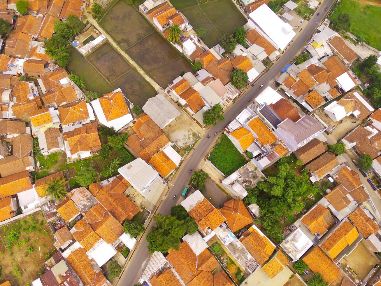 aéreo ver de muy poblado zona en Bandung ciudad, capital de Oeste Java provincia, Indonesia. uno de el más densamente poblado residencial distritos en asia.shot desde un zumbido volador 200 metros alto foto