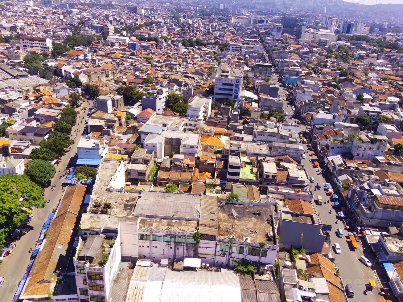 paisaje urbano de un superpoblado residencial distrito en Bandung ciudad. ver de el denso residencial paisaje en abajo. aéreo fotografía. social asuntos. Disparo desde un volador zumbido foto