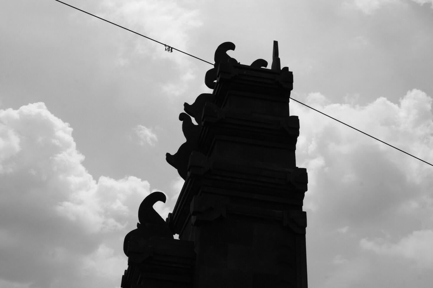 arquitectónico fotografía. negro y blanco fotografía. silueta de portón con un típico balinés arquitectónico estilo. monocromo. bandung, Indonesia foto