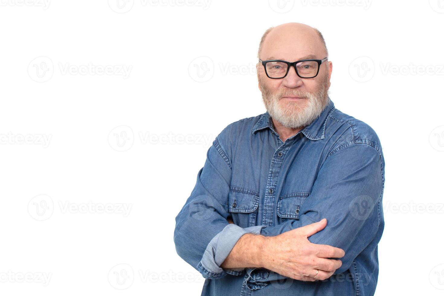 retrato de un atractivo canoso hombre en un mezclilla camisa aislado en un blanco antecedentes. barbado abuelo de el europeo tipo. foto