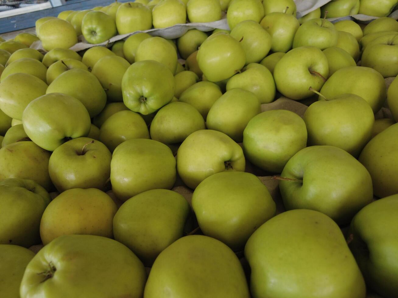 grupo de verde manzanas en mercado foto