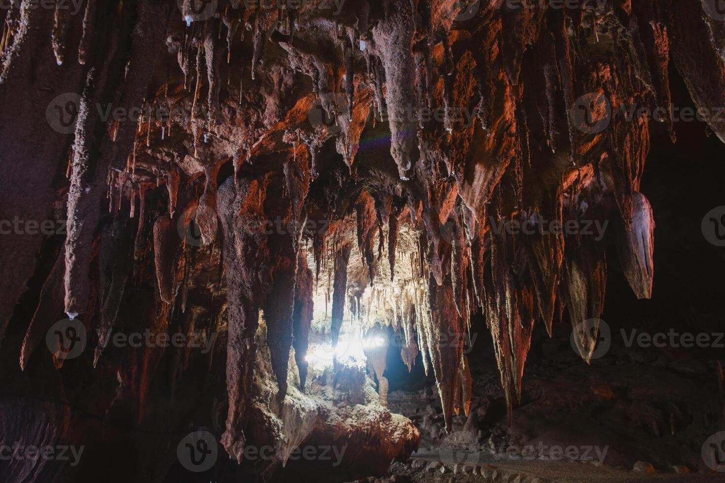 hermoso de estalactita y estalagmita en eso laico Khao kob cueva en trang, tailandia foto