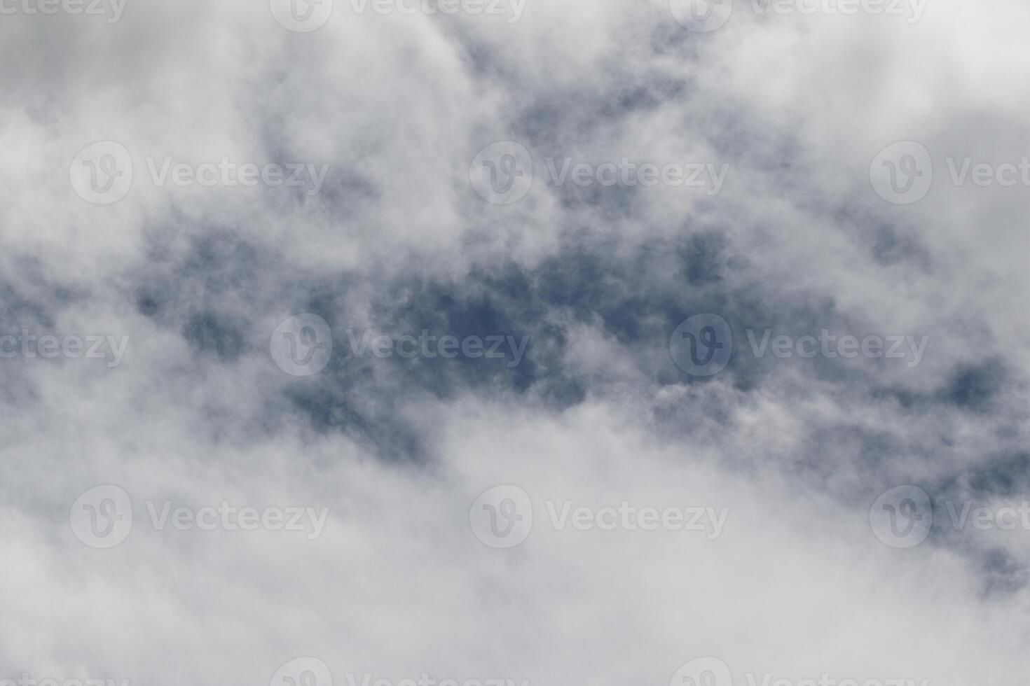 Cloudscape escenario, nublado clima encima oscuro azul cielo. tormenta nubes flotante en un lluvioso aburrido día con natural ligero. blanco y gris escénico ambiente antecedentes. naturaleza vista. foto