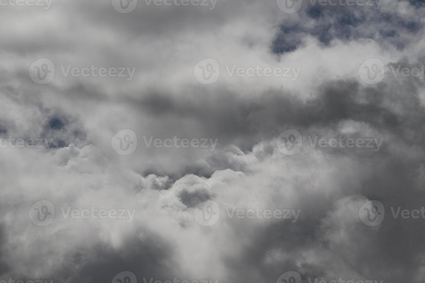 Cloudscape escenario, nublado clima encima oscuro azul cielo. tormenta nubes flotante en un lluvioso aburrido día con natural ligero. blanco y gris escénico ambiente antecedentes. naturaleza vista. foto