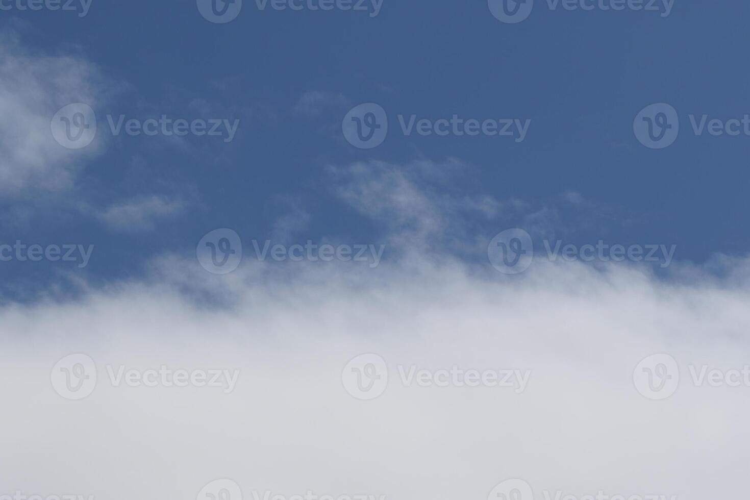 Cloudscape escenario, nublado clima encima oscuro azul cielo. tormenta nubes flotante en un lluvioso aburrido día con natural ligero. blanco y gris escénico ambiente antecedentes. naturaleza vista. foto