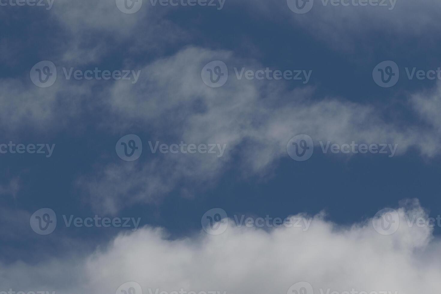 Cloudscape escenario, nublado clima encima oscuro azul cielo. tormenta nubes flotante en un lluvioso aburrido día con natural ligero. blanco y gris escénico ambiente antecedentes. naturaleza vista. foto