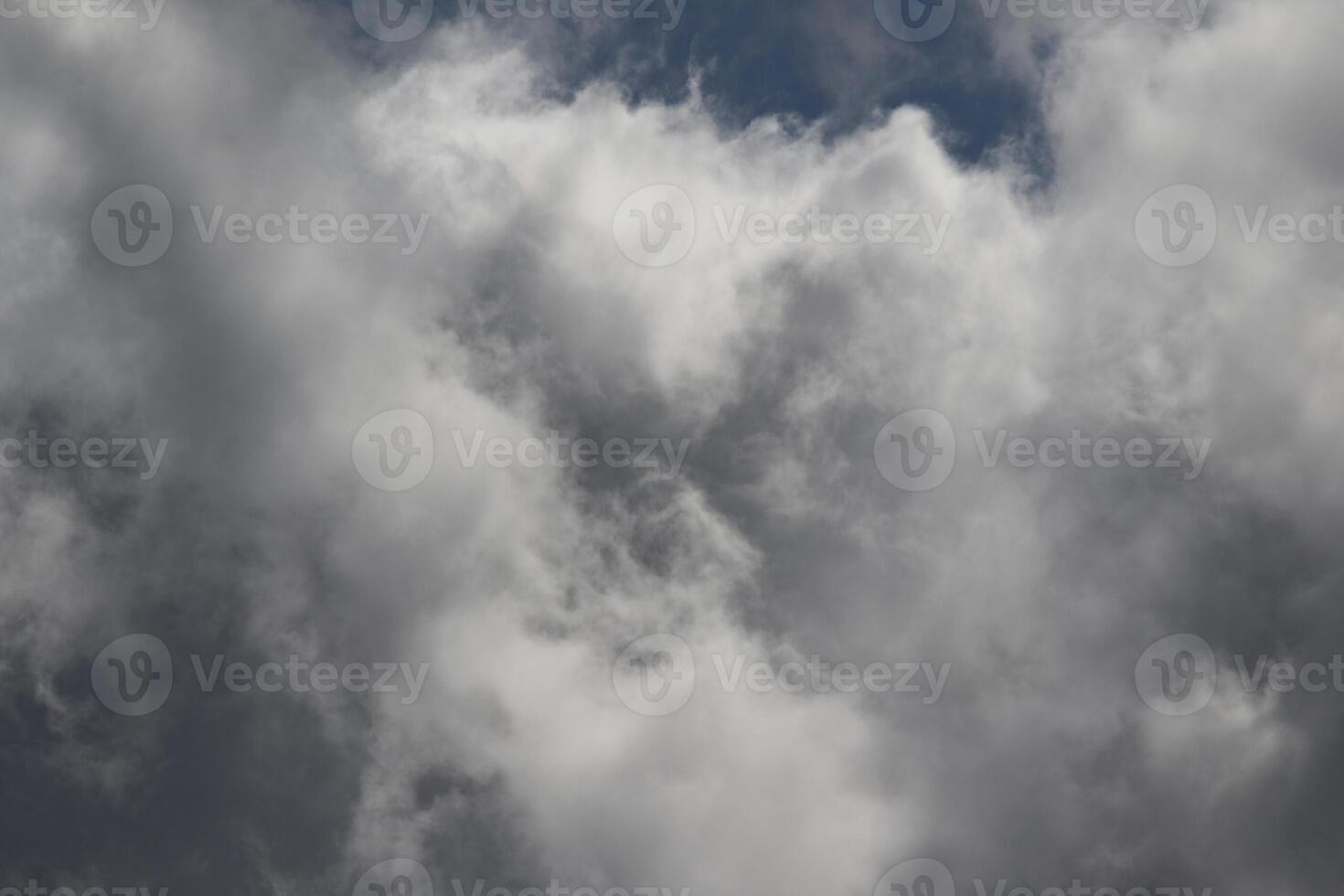 Cloudscape escenario, nublado clima encima oscuro azul cielo. tormenta nubes flotante en un lluvioso aburrido día con natural ligero. blanco y gris escénico ambiente antecedentes. naturaleza vista. foto