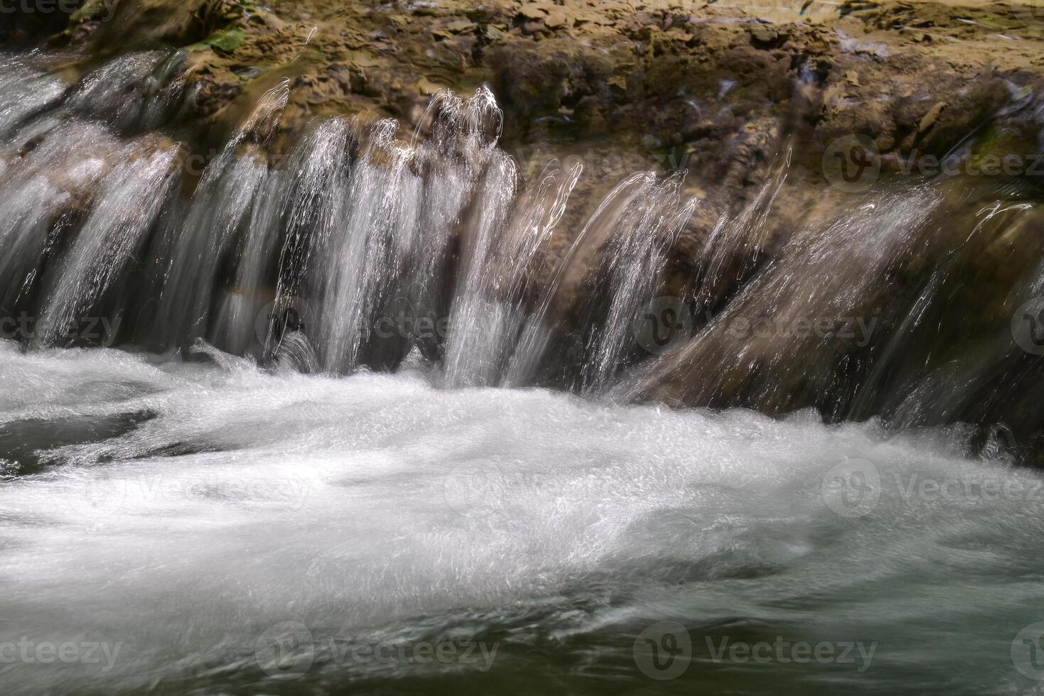 montaña corriente en el bosque - largo exposición y fluido agua foto