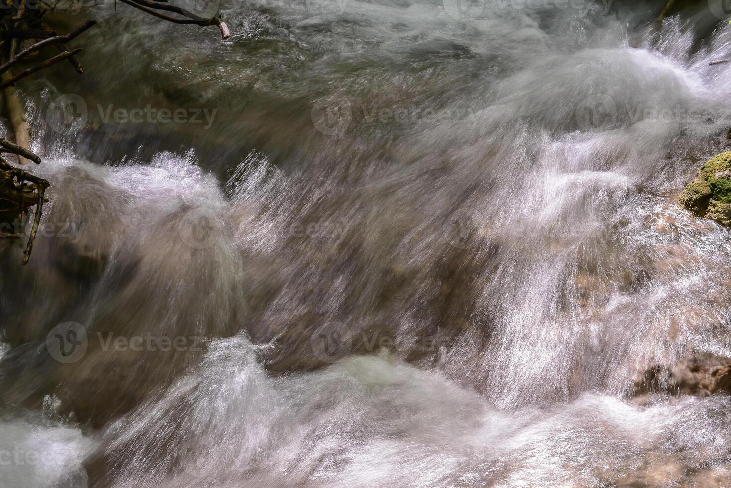 montaña corriente en el bosque - largo exposición y fluido agua foto