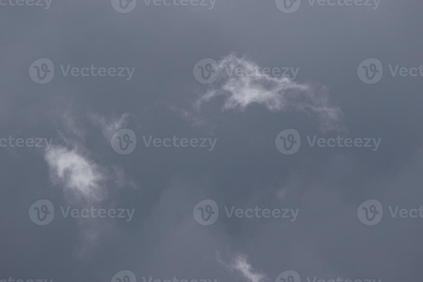 Cloudscape escenario, nublado clima encima oscuro azul cielo. tormenta nubes flotante en un lluvioso aburrido día con natural ligero. blanco y gris escénico ambiente antecedentes. naturaleza vista. foto