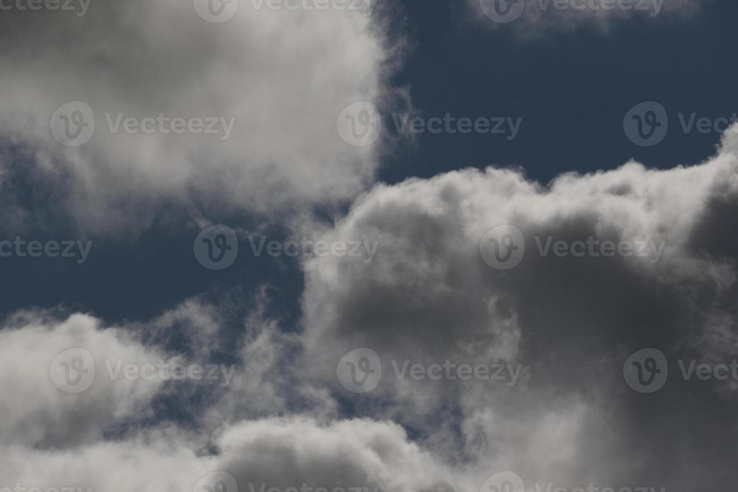 Cloudscape escenario, nublado clima encima oscuro azul cielo. tormenta nubes flotante en un lluvioso aburrido día con natural ligero. blanco y gris escénico ambiente antecedentes. naturaleza vista. foto