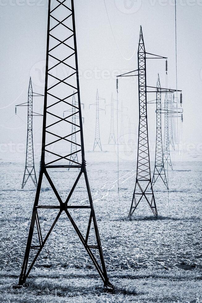 acero Alto voltaje torre para poder transmisión en el campo foto