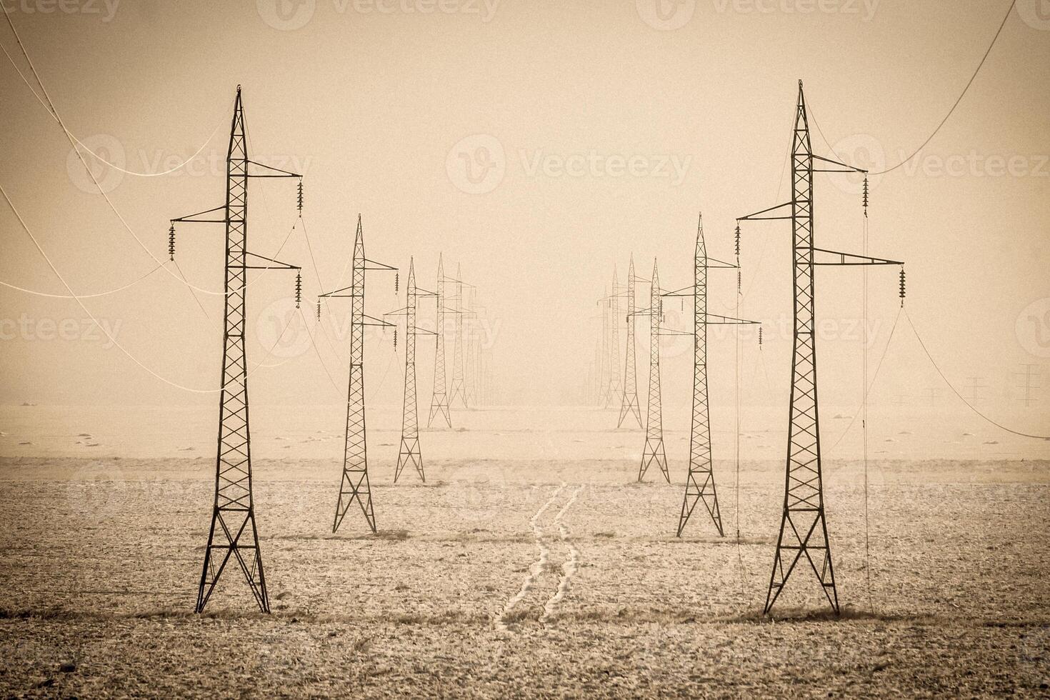 acero Alto voltaje torre para poder transmisión en el campo foto