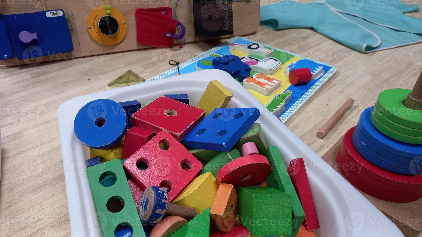 un bandeja de de madera bloques y juguetes en un mesa foto