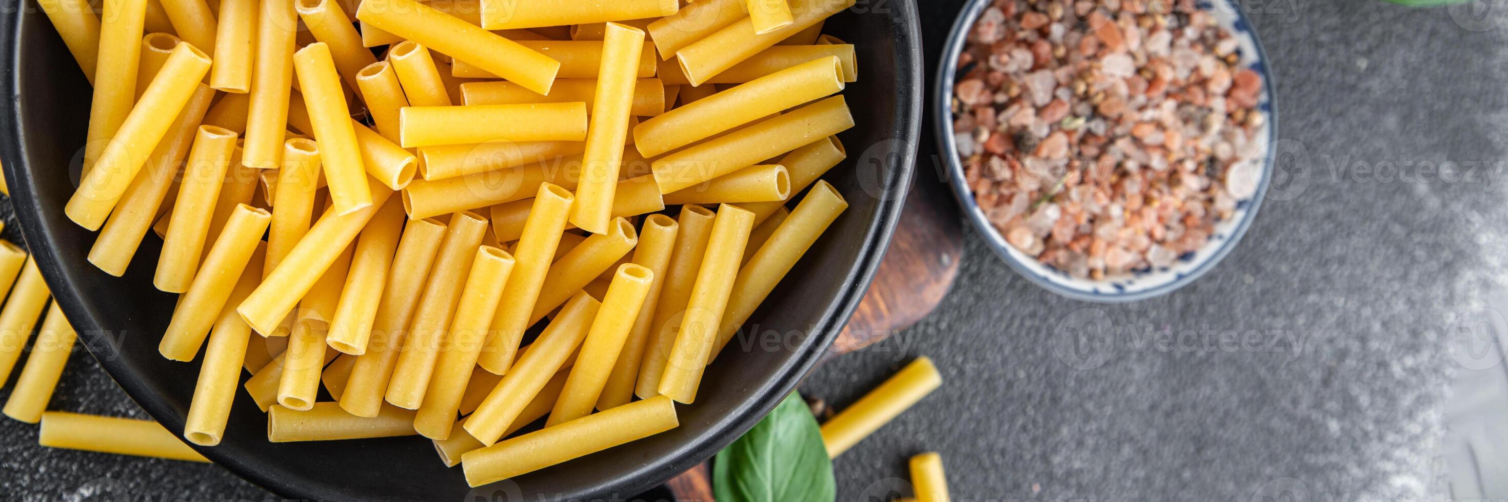 tortiglioni crudo pasta Cocinando aperitivo comida comida bocadillo en el mesa Copiar espacio comida antecedentes rústico foto