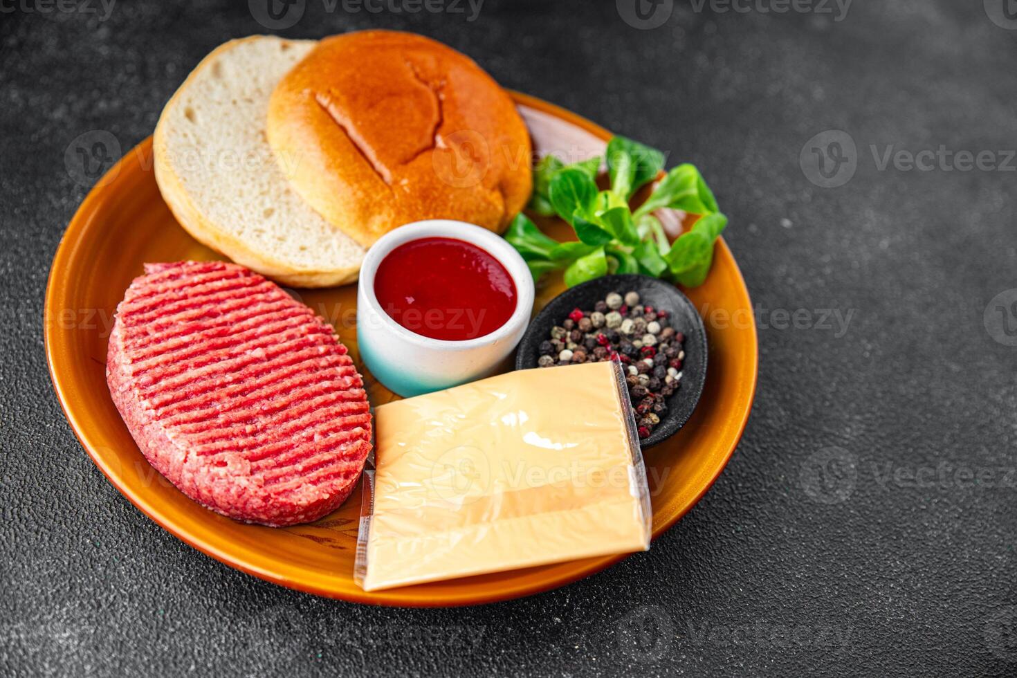 hamburguesa conjunto crudo chuleta, bollo, queso, tomate salsa, verduras Fresco Cocinando aperitivo comida comida bocadillo en el mesa Copiar espacio comida antecedentes rústico foto