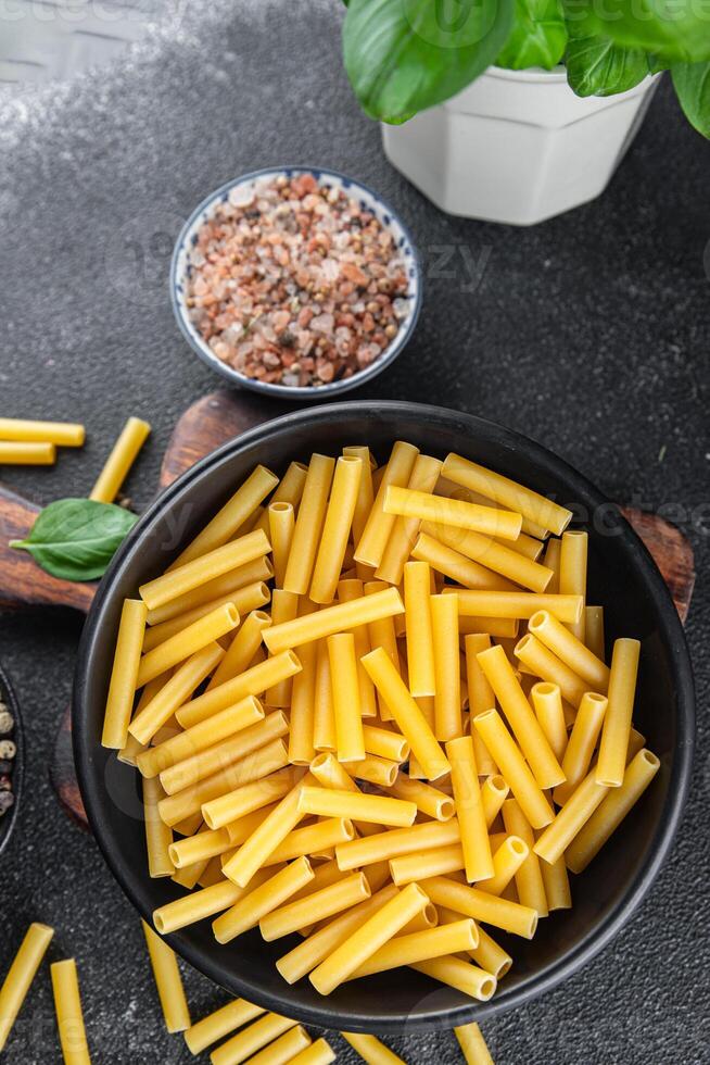 crudo pasta tortiglioni Cocinando aperitivo comida comida bocadillo en el mesa Copiar espacio comida antecedentes foto