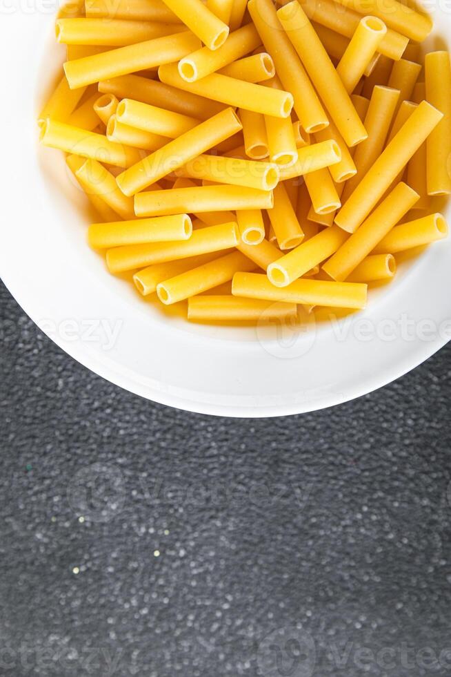 crudo pasta pasta tortiglioni Cocinando aperitivo comida comida bocadillo en el mesa Copiar espacio comida foto