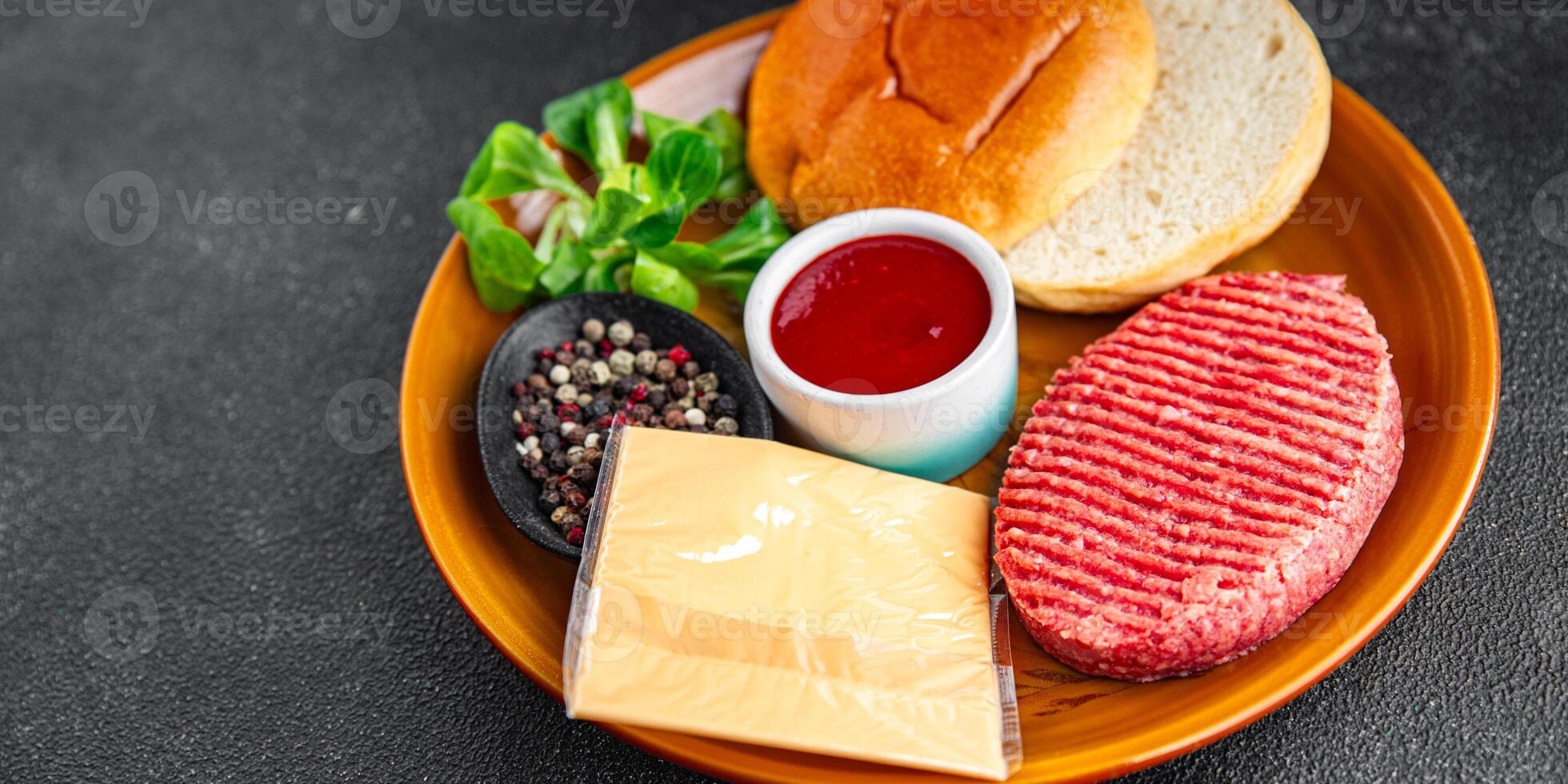 crudo hamburguesa conjunto chuleta, bollo, queso, tomate salsa, verduras Fresco Cocinando comida comida bocadillo en el mesa Copiar espacio comida antecedentes foto