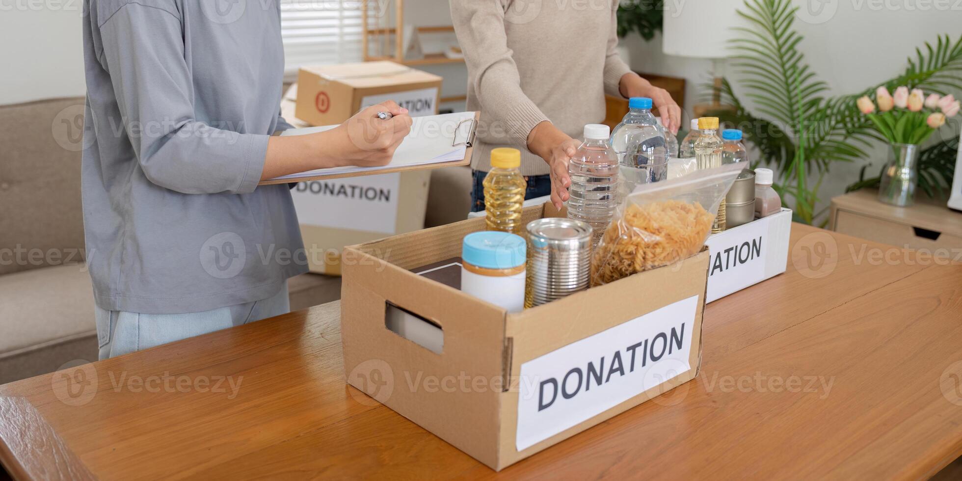 voluntario preparando gratis productos alimenticios raciones para pobre gente. caridad dos mujer de el comunidad trabajo juntos. concepto de dando y humanitario ayuda foto