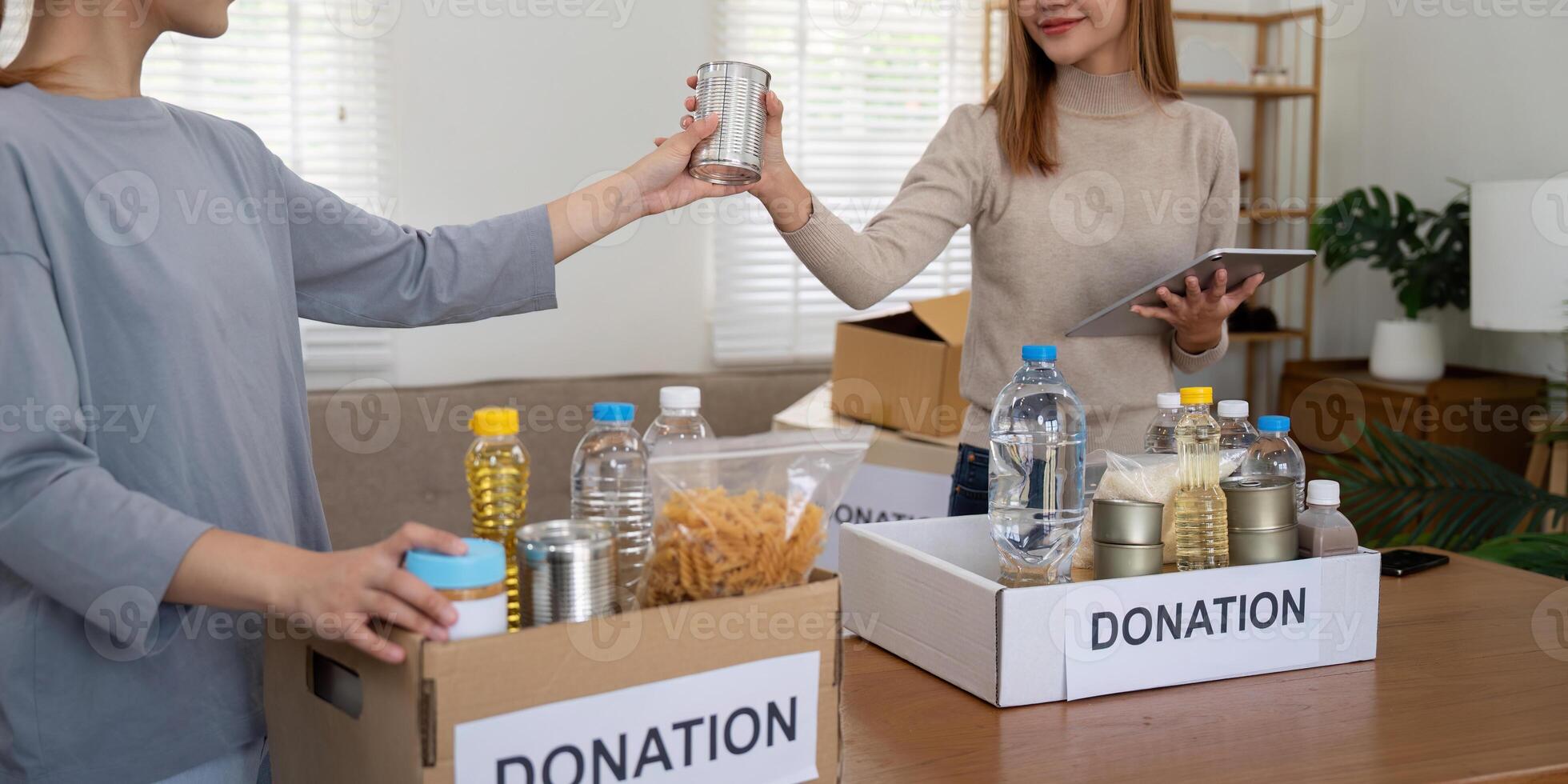 voluntario preparando gratis productos alimenticios raciones para pobre gente. caridad dos mujer de el comunidad trabajo juntos. concepto de dando y humanitario ayuda foto