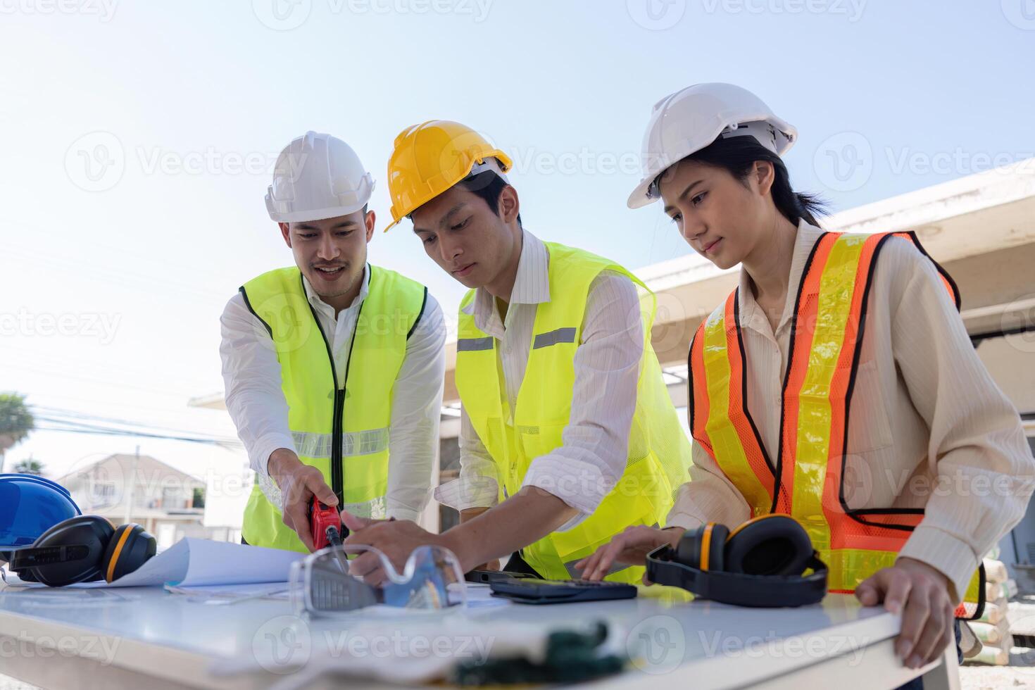 construcción de ingeniero o arquitecto reunión para proyecto trabajando con compañero y Ingenieria herramientas en edificio y Plano en trabajando sitio foto