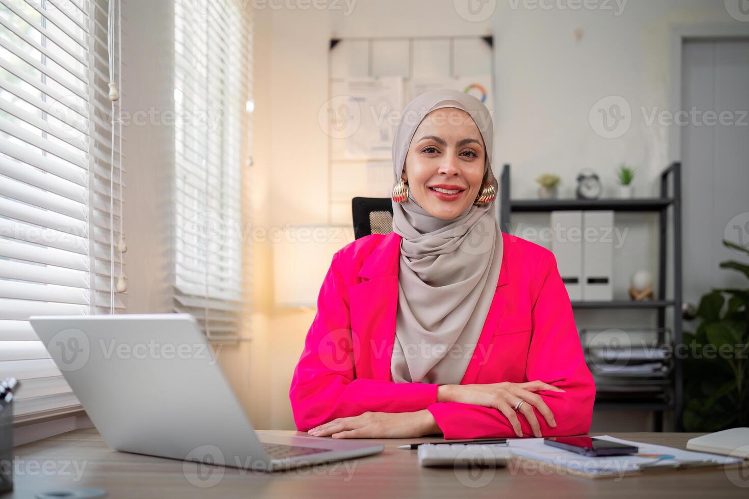 musulmán negocio mujer hijab trabajando acerca de financiero con negocio reporte y calculadora en ordenador portátil en hogar oficina foto