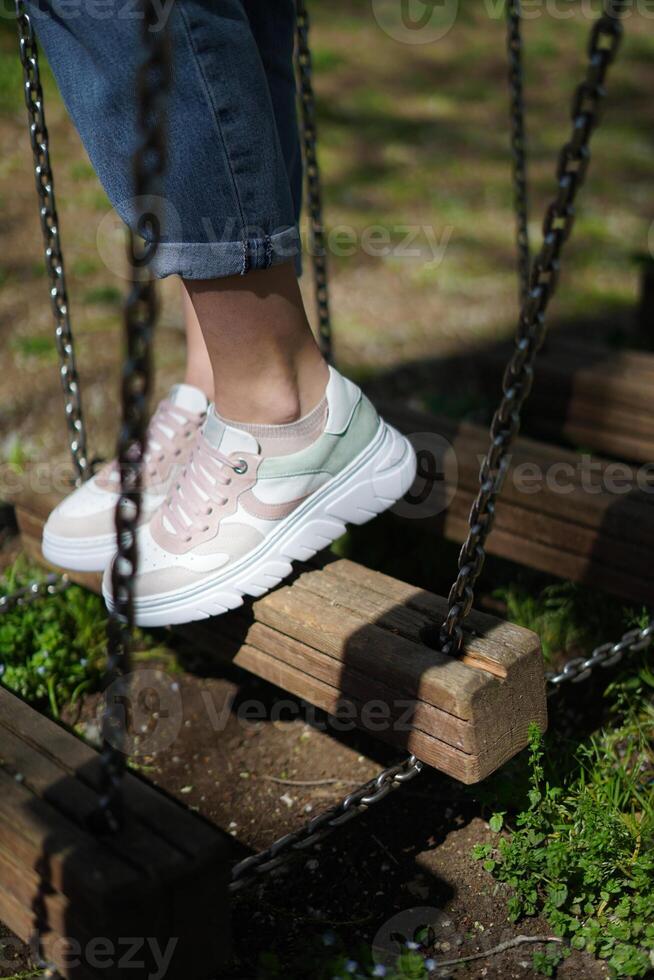 niña en el parque con deporte Zapatos foto