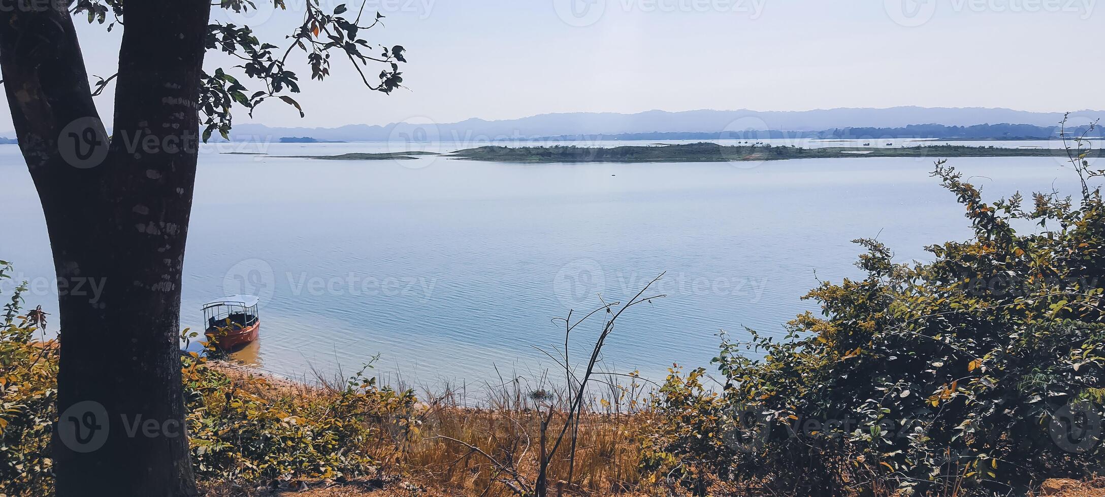 escénico paisaje de kaptai lago con barco anclado a apuntalar foto