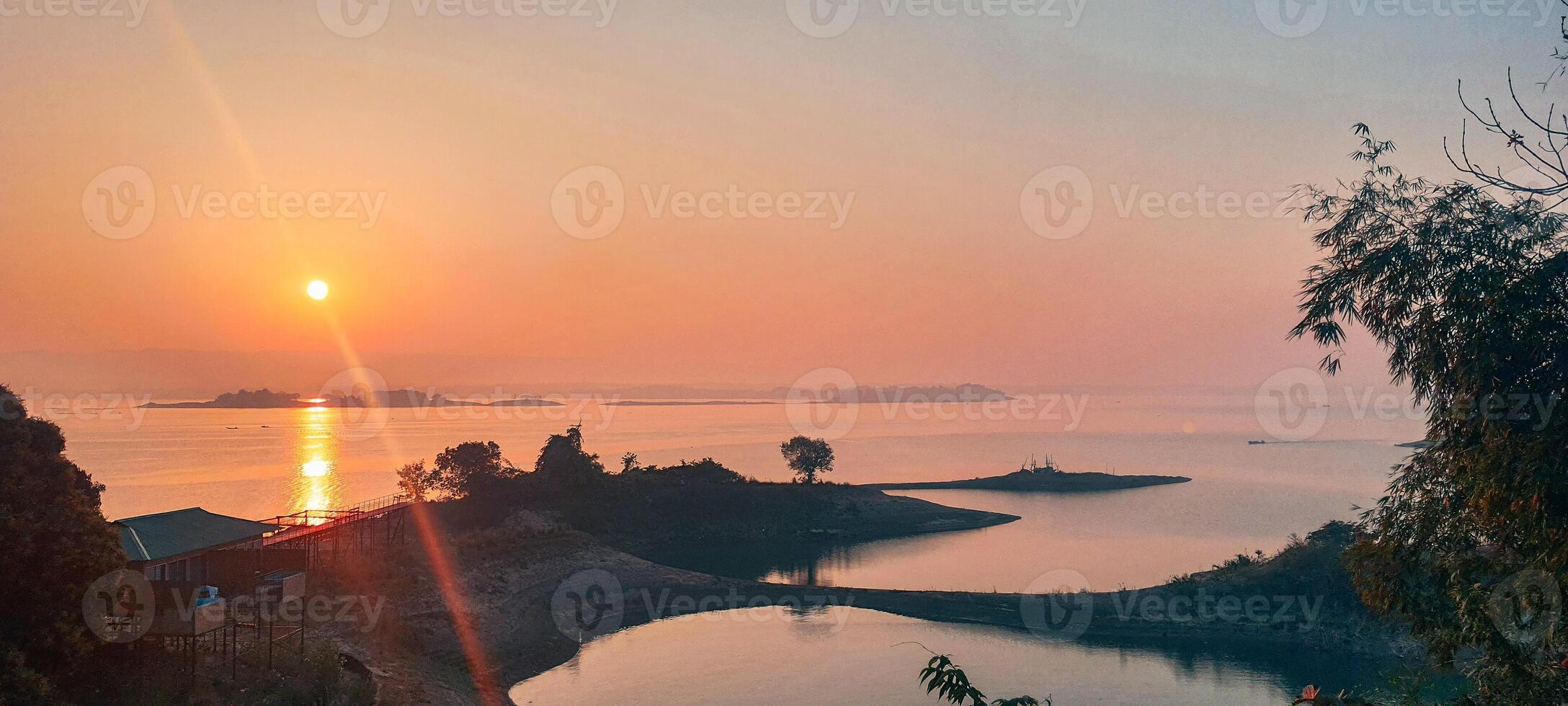 brumoso Mañana paisaje de kaptai lago remoto isla foto