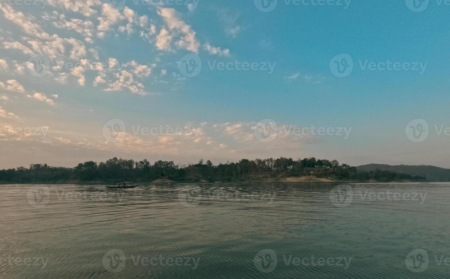 cinematográfico sereno Mañana panorama de kaptai lago rangamati chittagong foto