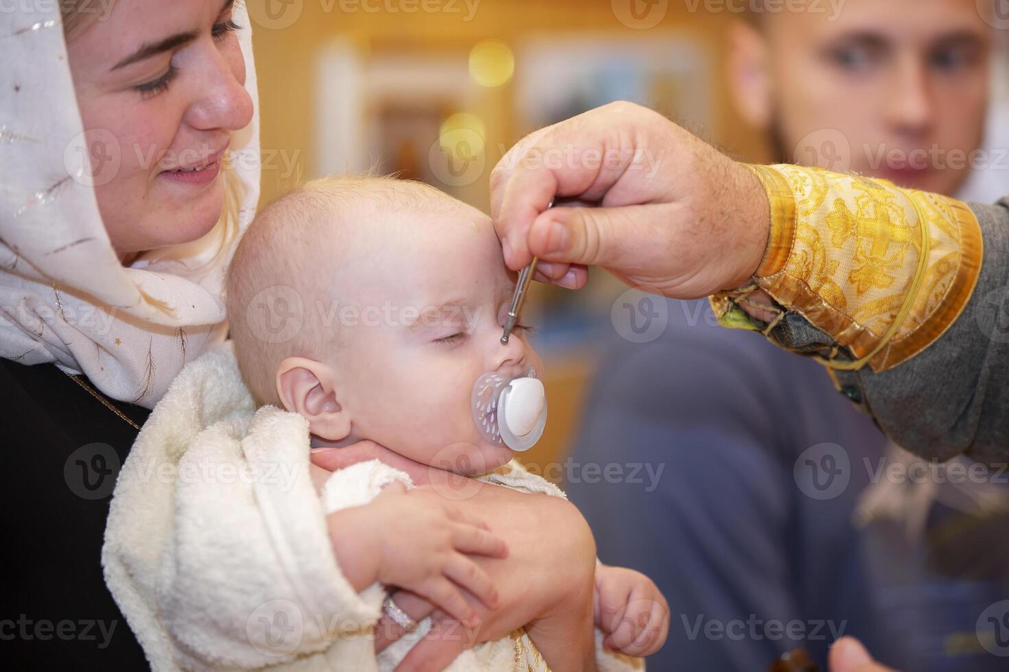 ortodoxo bautismo de un niño. el rito de ortodoxo bautismo. foto