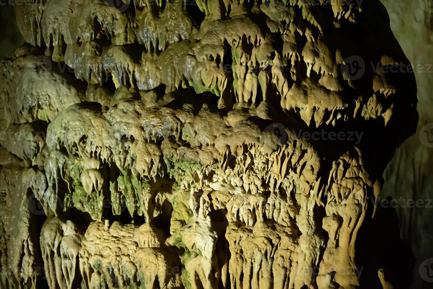 el cueva es karst, increíble ver de estalactitas y estalagnitas iluminado por brillante luz, un hermosa natural atracción en un turista lugar. foto