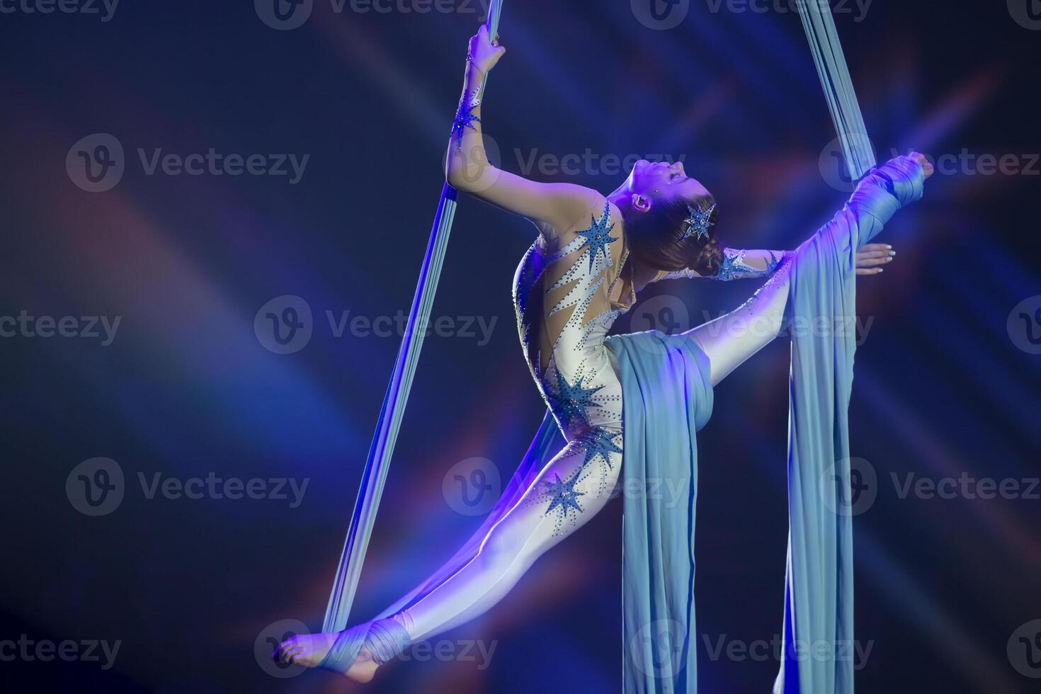 actuación por un circo acróbata artista. muchachas realizar aéreo acrobático elementos en tela. foto