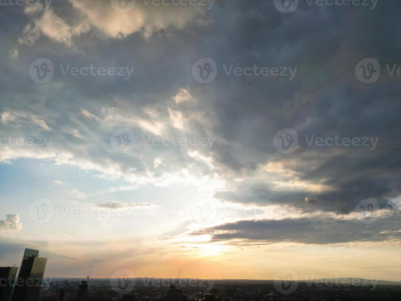 aéreo ver de mayor Manchester ciudad centrar y alto edificios durante dorado hora de puesta de sol. Inglaterra Reino Unido. mayo 5to, 2024 foto