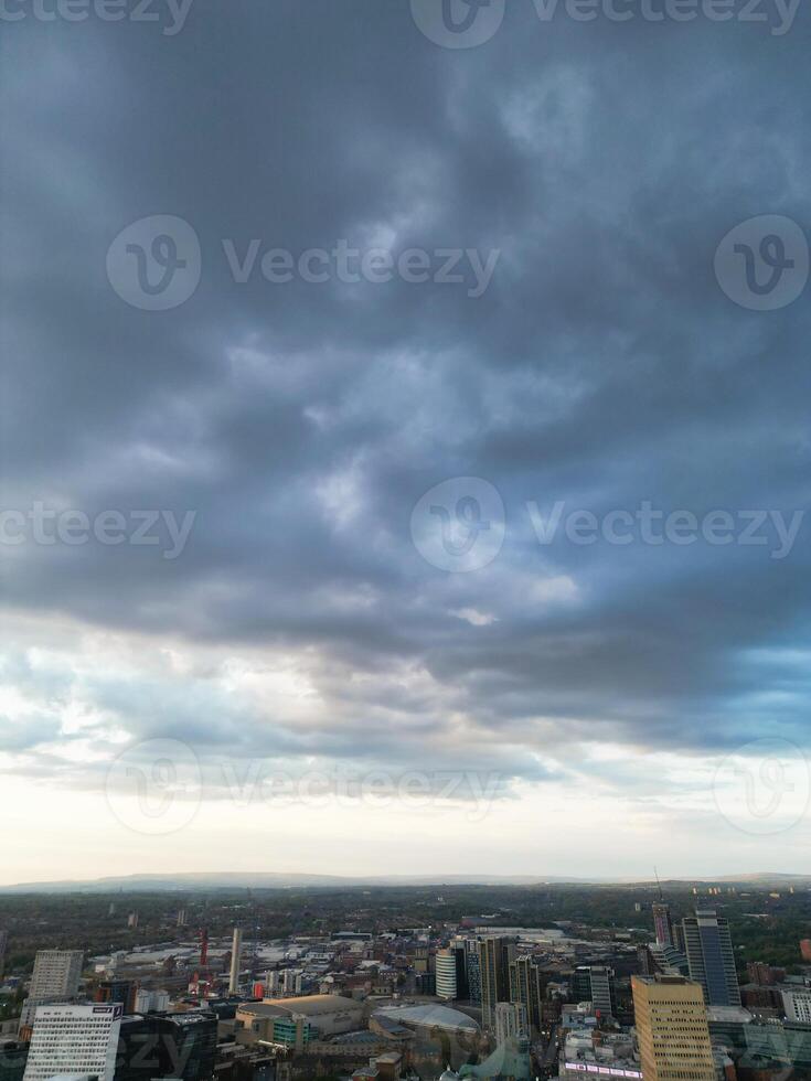 aéreo ver de mayor Manchester ciudad centrar y alto edificios durante dorado hora de puesta de sol. Inglaterra Reino Unido. mayo 5to, 2024 foto