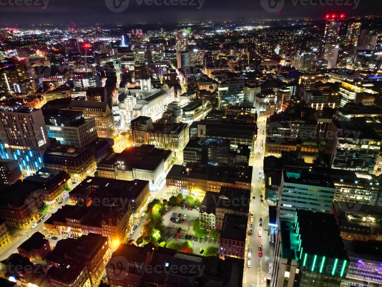 aéreo noche ver de iluminado central Manchester ciudad y céntrico edificios, Inglaterra unido Reino. mayo 4to, 2024 foto