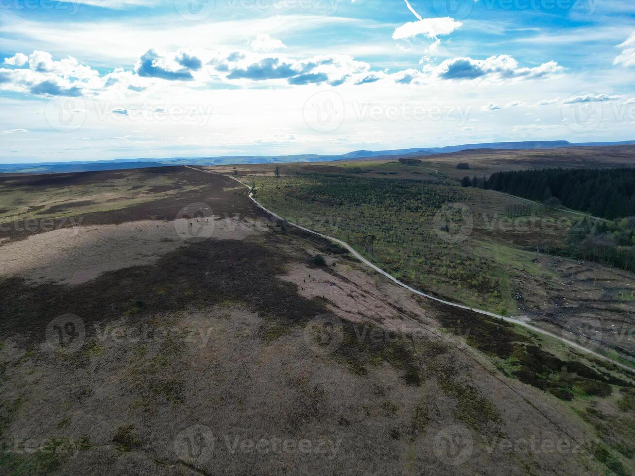 alto ángulo ver de más hermosa británico paisaje a redmire agua embalses terminado colinas de Sheffield ciudad de Inglaterra unido Reino, abril 30, 2024 foto