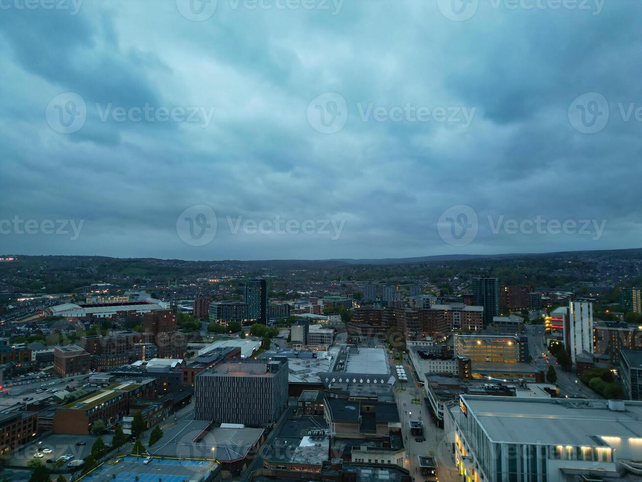 hermosa aéreo ver de Sheffield ciudad centrar a sólo después puesta de sol. Inglaterra unido Reino. abril 29, 2024 foto