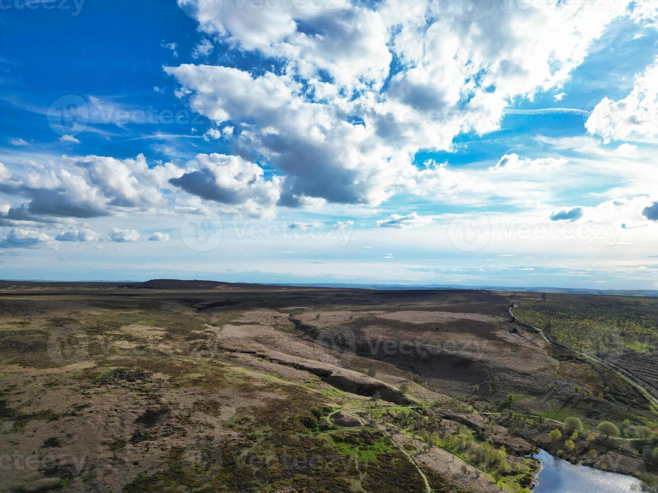 alto ángulo ver de más hermosa británico paisaje a redmire agua embalses terminado colinas de Sheffield ciudad de Inglaterra unido Reino, abril 30, 2024 foto